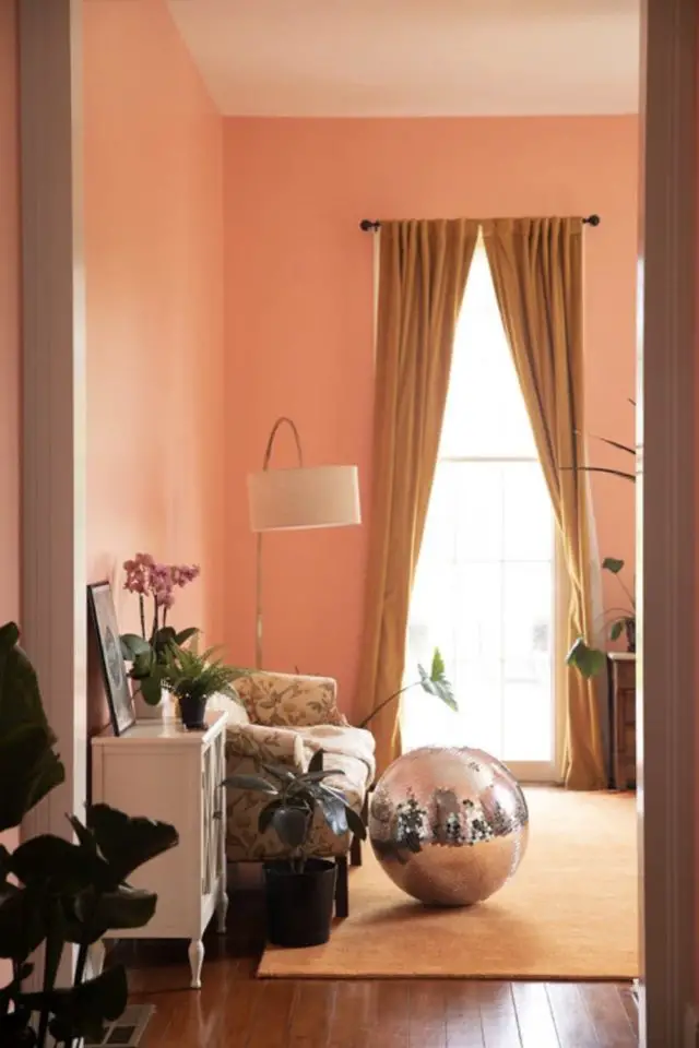 maison victorienne couleur architecture interieure salon coloré rose peinture boule à facette