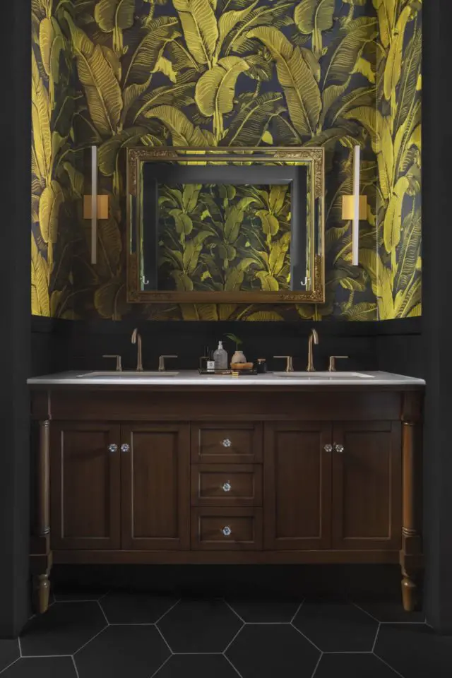 maison victorienne couleur architecture interieure décor classique chic meuble vasque sombre soubassement noir papier peint feuillage tropical élégant