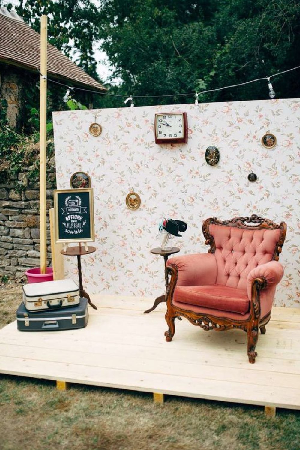 meilleur photobooth mariage décor ancien vintage chic papier peint fauteuil idée à copier