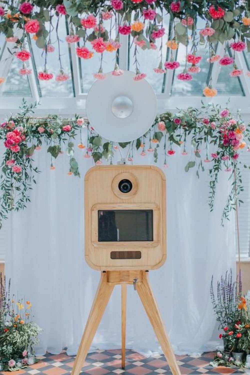 meilleur photobooth mariage décor blanc voilage fleurs suspendues ancien appareil photo