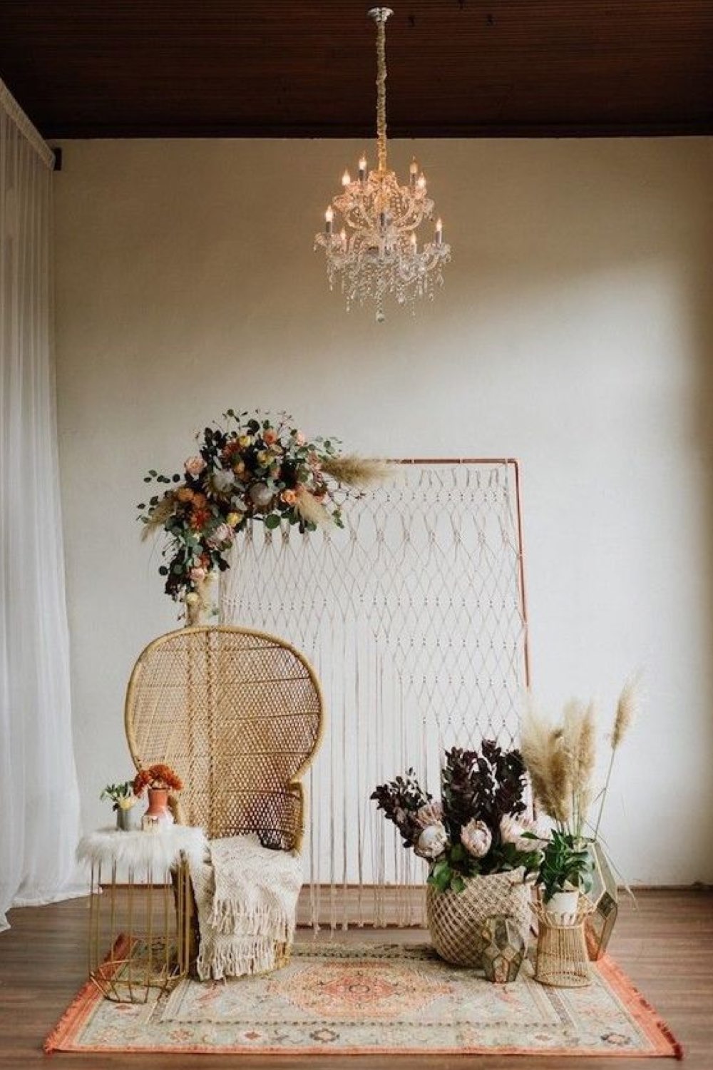 meilleur photobooth mariage décor boho chic fauteuil en cannage fleurs et bouquet séché tapis simple et élégant