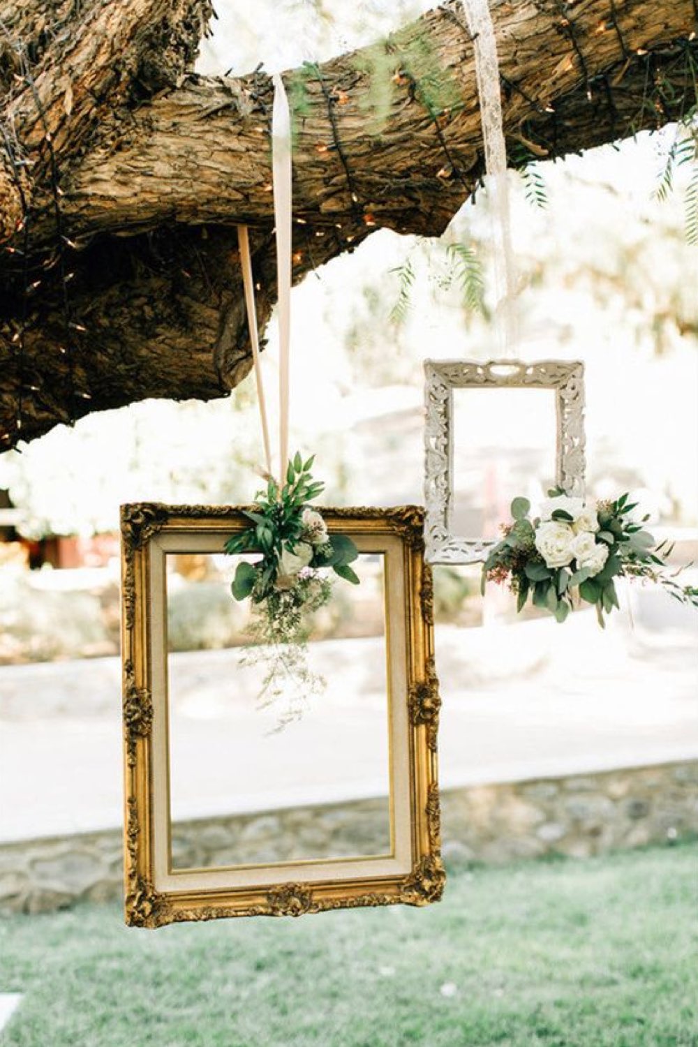 meilleur photobooth mariage extérieur récup cadre ancien suspendu branche d'arbre pas cher bouquet fleur