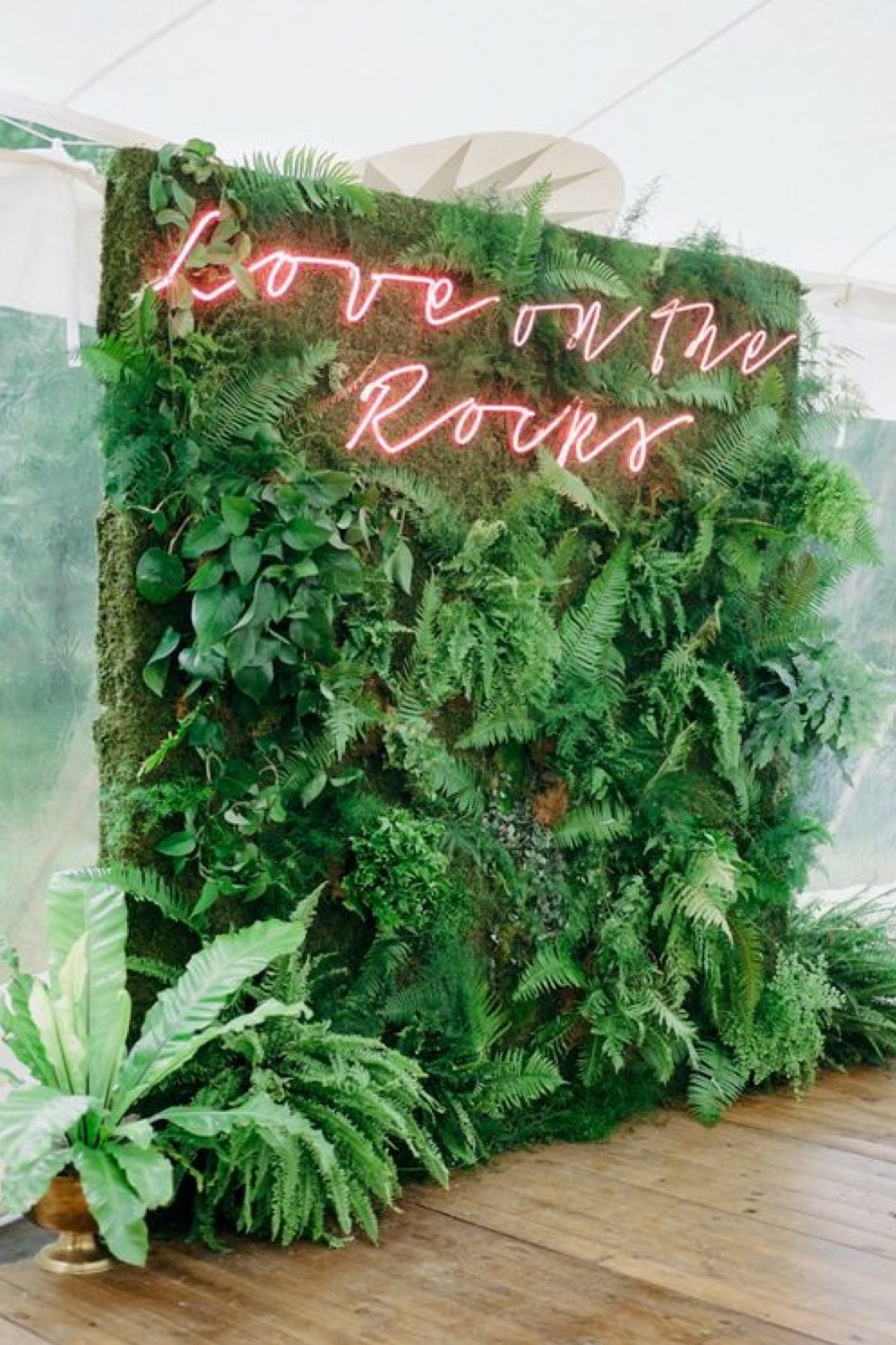 meilleur photobooth mariage décor végétal avec citation néon rose original moderne
