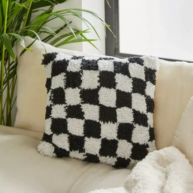 ou trouver deco tendance damier Mini coussin tufté à damier noir et blanc