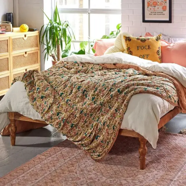ou trouver decoration style granny chic Parure de lit froncée à fleurs