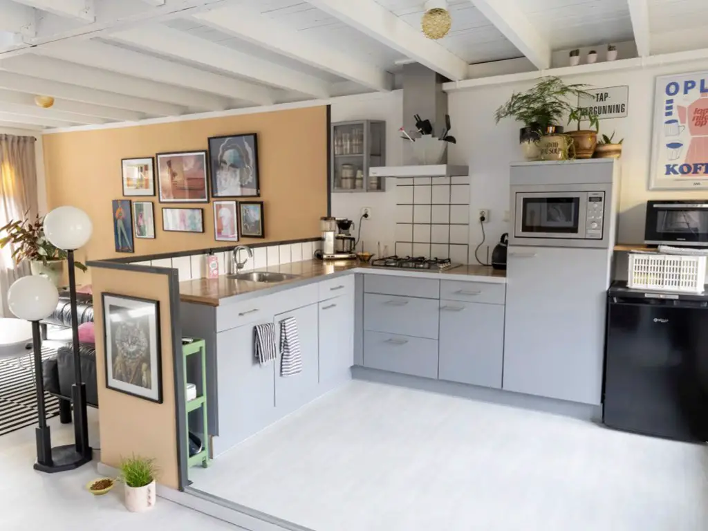 renovation atelier en loft eclectique cuisine grise clair et blanche ouverte salon simple fonctionelle