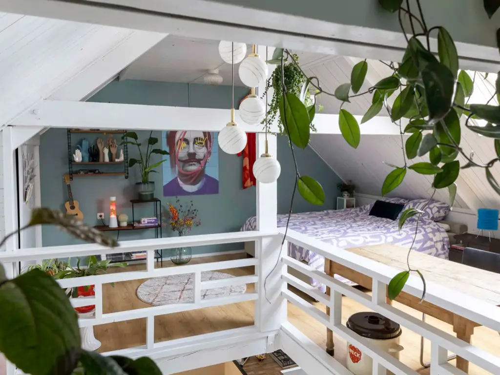 renovation atelier en loft eclectique suspension en opaline et laiton esprit vintage plantes vertes mezzanine chambre à coucher