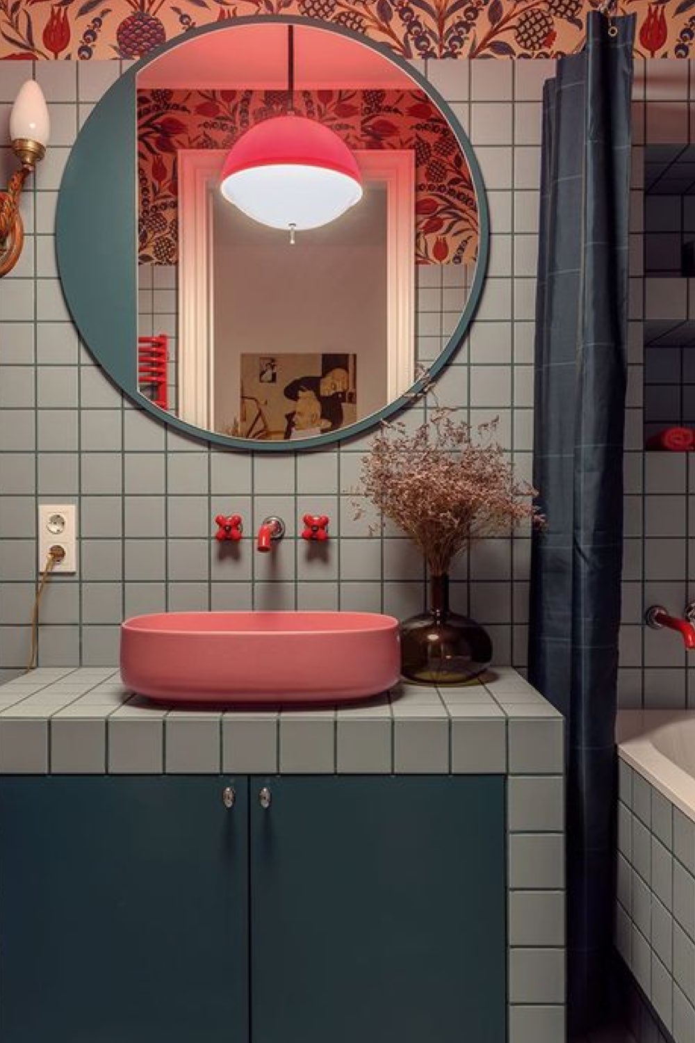 salle de bain exemple touche de couleur vasque moderne colorée orange rouge carrelage neutre gris plan vasque carrelé miroir rond