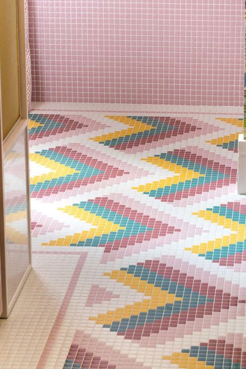 salle de bain exemple touche de couleur rénovation pièce d'eau revêtement de sol coloré mosaïque multicolore