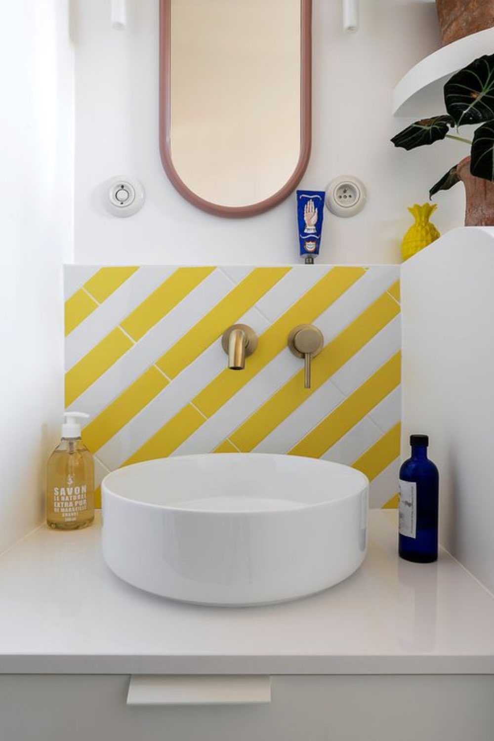 salle de bain exemple touche de couleur crédence carrelage revêtement coloré jaune et blanc dessus meuble vasque rénovation