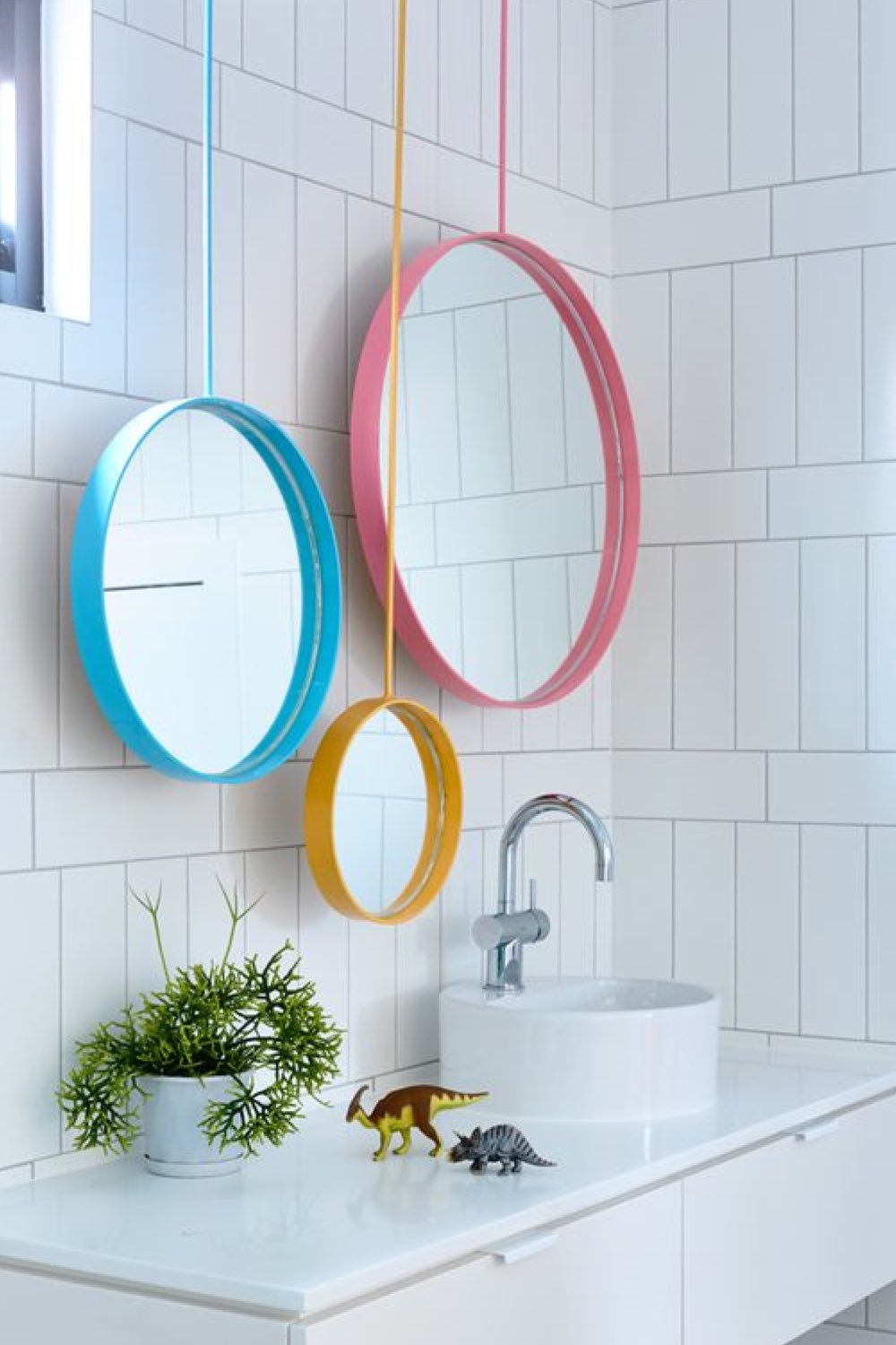 salle de bain exemple touche de couleur trio de miroirs rond encadrement coloré jaune bleu rose taille différente dessus plan vasque