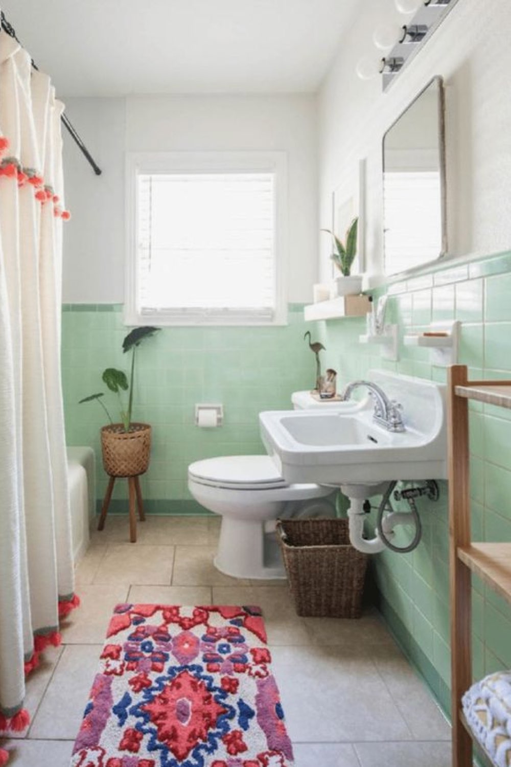 salle de bain exemple touche de couleur carrelage mural soubassement vert tapis de bain coloré