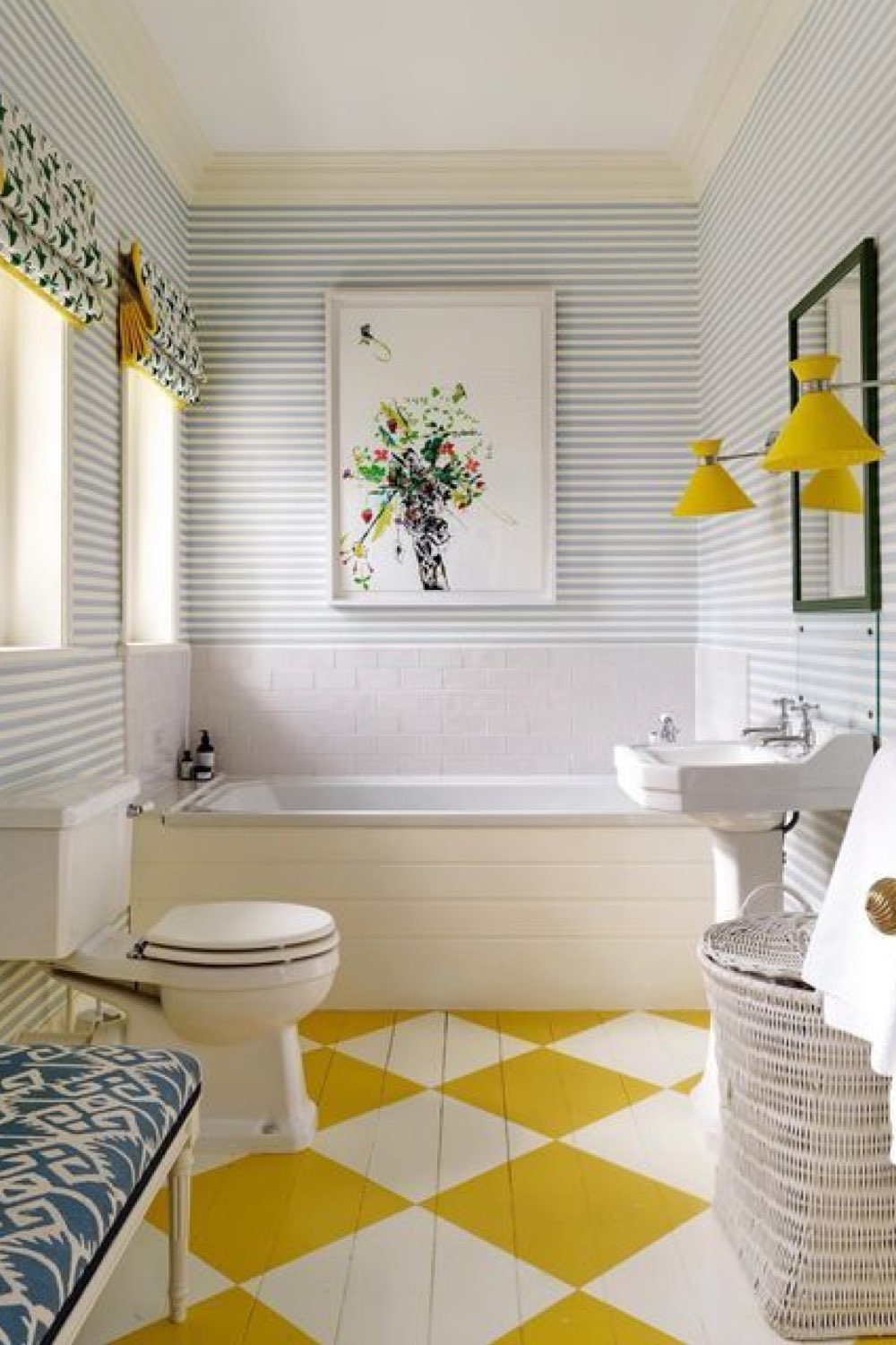 salle de bain exemple touche de couleur rénovation peinture sol blanc et jaune à faire soi-même