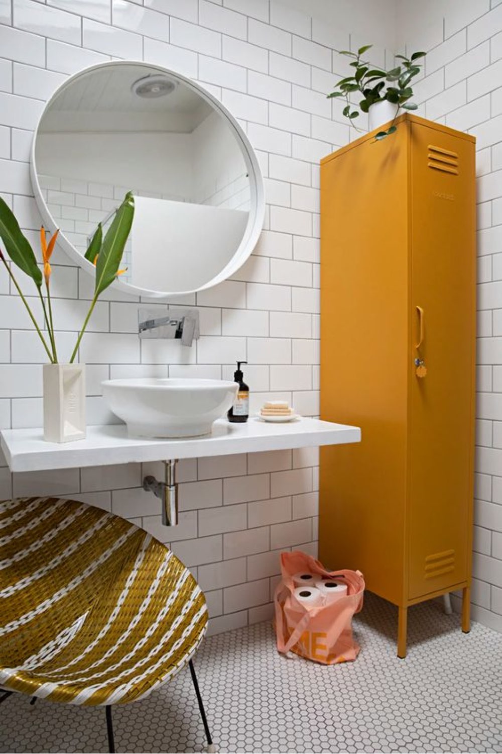 salle de bain exemple touche de couleur colonne rangement meuble jaune métal style vestiaire industriel ensemble de la pièce blanche