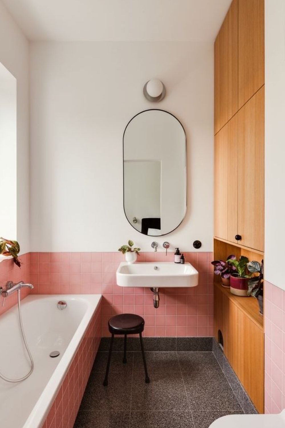 salle de bain exemple touche de couleur rénovation idée soubassement rose carrelage petite espace avec baignoire