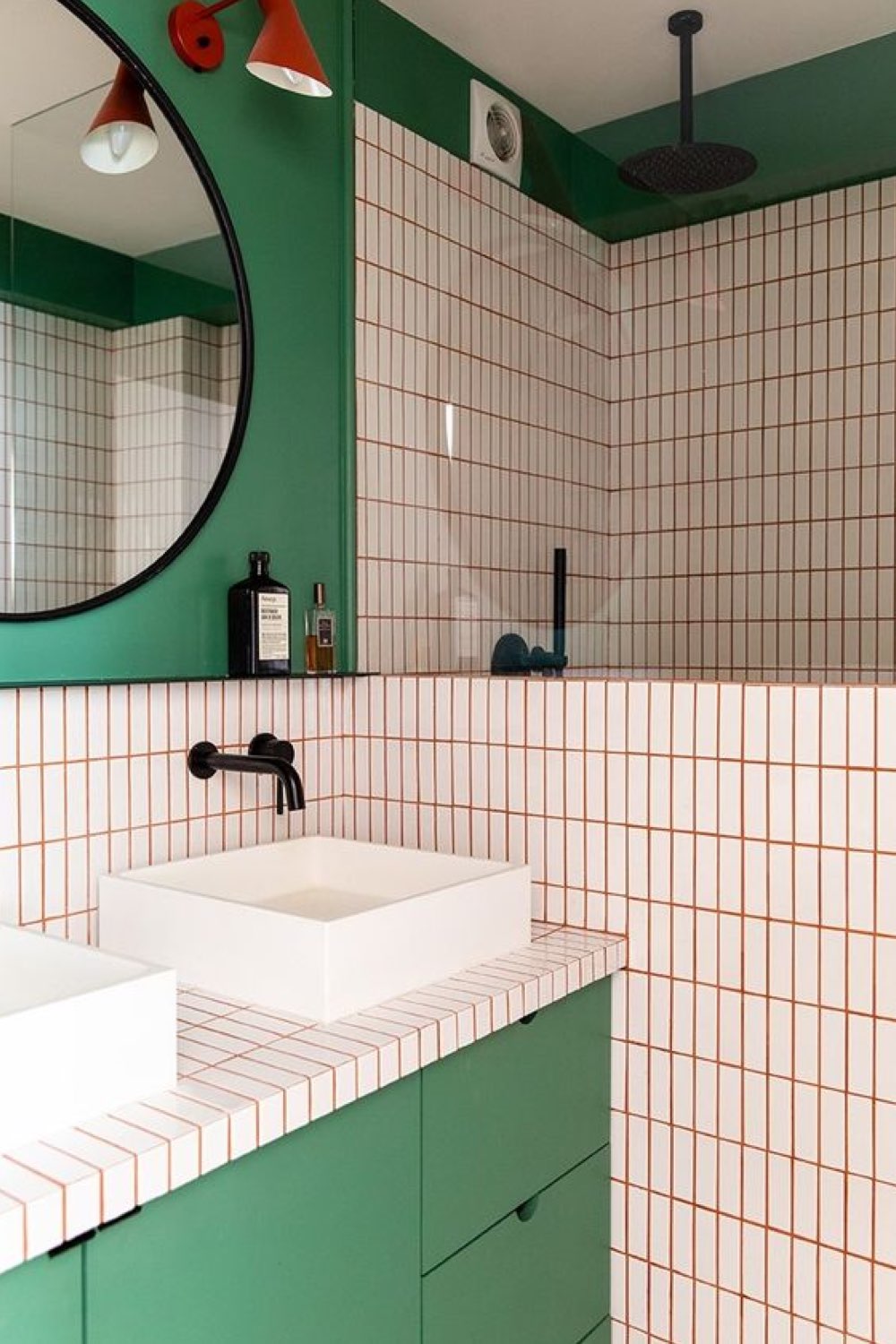 salle de bain exemple touche de couleur meuble sous vasque vert moderne peinture murale au dessus de la crédence carrelage joint coloré