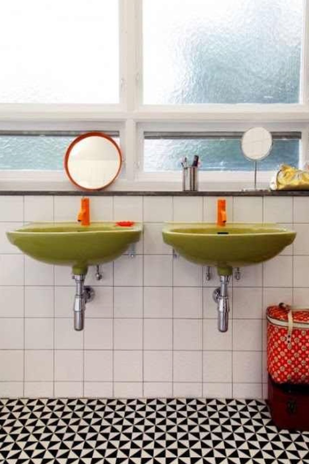 salle de bain exemple touche de couleur duo de lavabo vert olive esprit vintage moderne