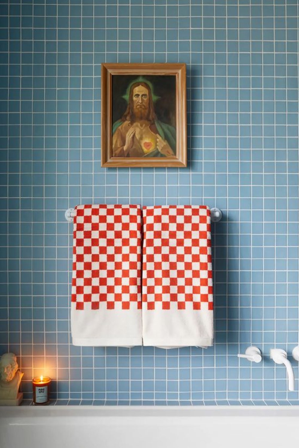 salle de bain exemple touche de couleur carrelage bleu serviette de bain suspendue rouge et blanche décor original