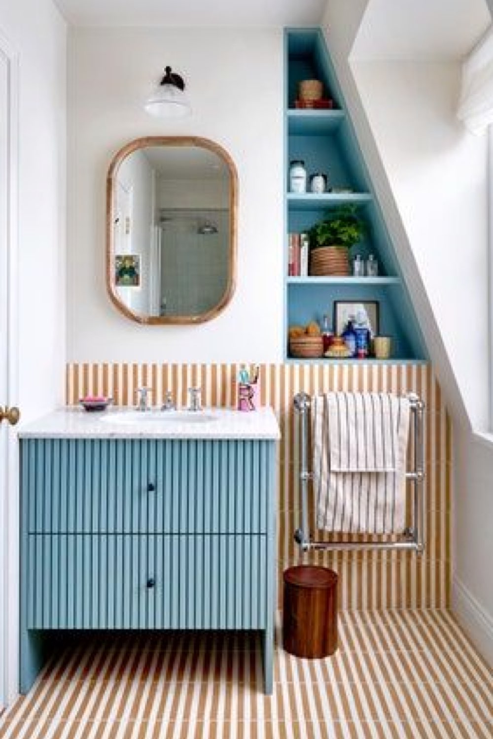 salle de bain exemple touche de couleur mauble sous vasque peinture intérieur niche rangement sous les combles
