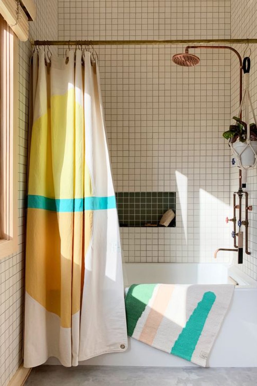 salle de bain exemple touche de couleur rideau de couche boiagnoire tapis de bain textile coloré motif