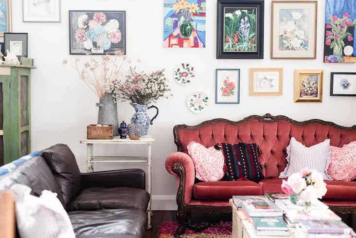 style deco granny chic grandmillenial salon canapé rose poudré décor mural galerie tableaux anciens conseils pour adopter ce style