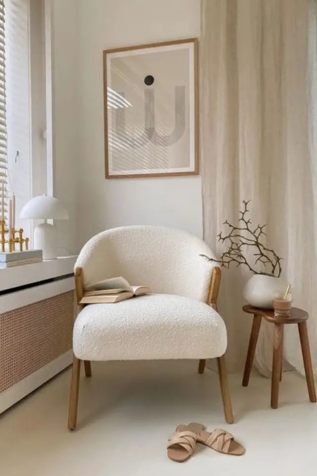 tendance design tissu bouclette petit fauteuil élégant bois et écru décor pièce de vie salon salle à manger