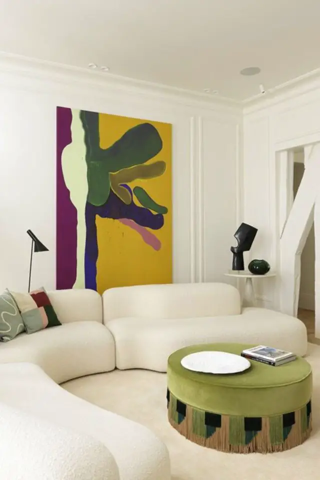tendance design tissu bouclette grand canapé arrondi salon séjour chic et élégant tableau abstrait mural