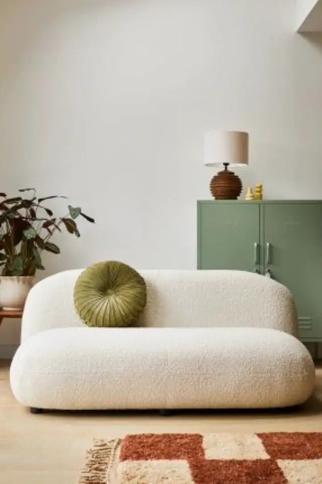 tendance design tissu bouclette salon moderne et cosy petit canapé arrondi meuble vert sauge petite lampe pied en bois