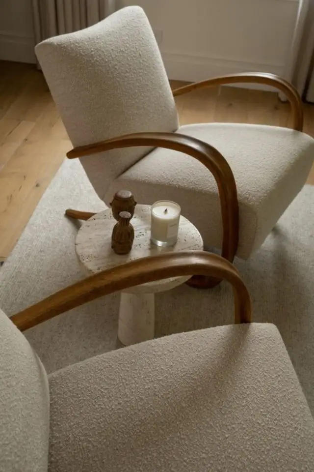 tendance design tissu bouclette petit salon fauteuil armature bois et tissu beige bout de canapé