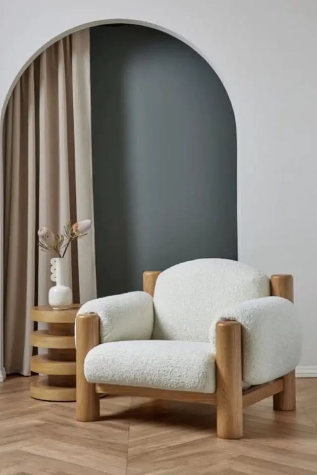 tendance design tissu bouclette fauteuil bois et écru blanc arche rideau salon séjour