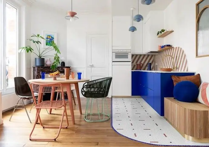 touche de couleur interieur vibrant cuisine ouverte petit coin salle à manger moderne bleu électrique