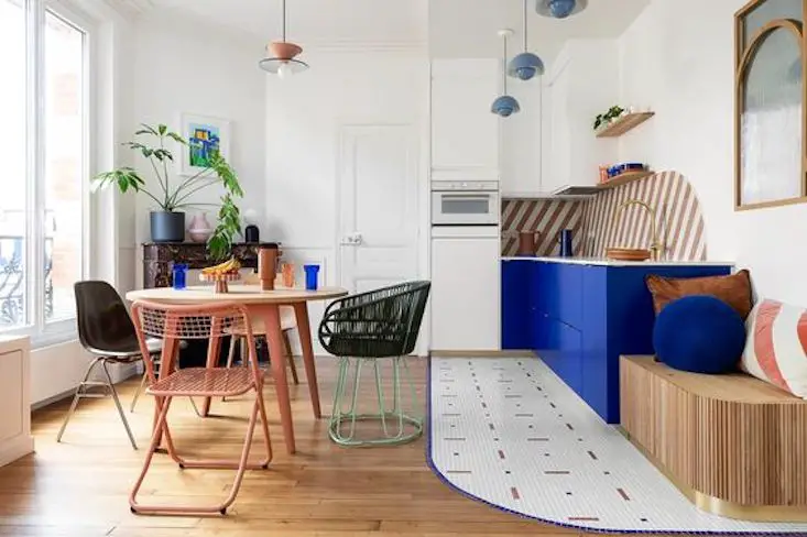 touche de couleur interieur vibrant cuisine ouverte petit coin salle à manger moderne bleu électrique