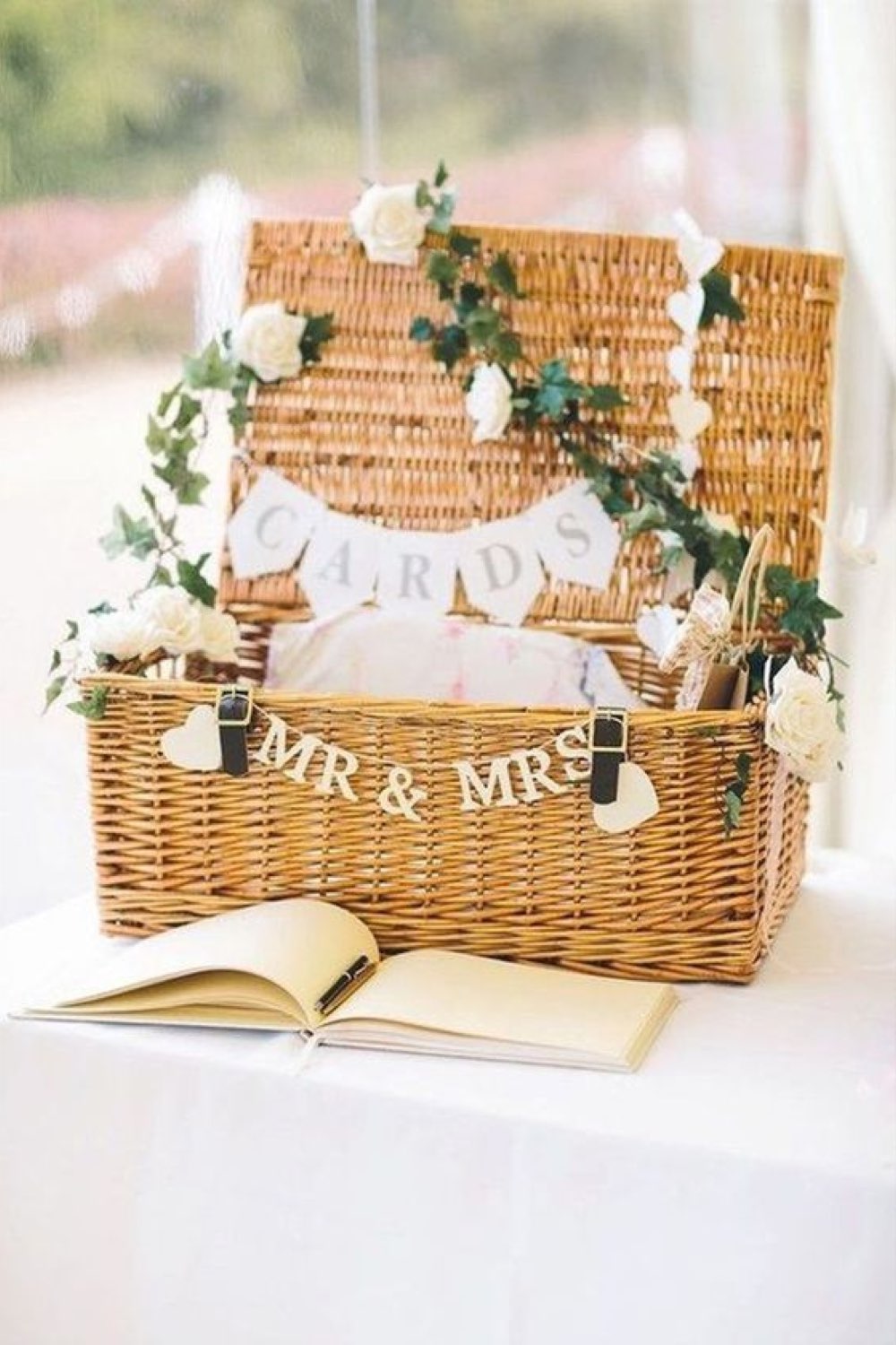urne mariage a faire soi meme exemple panier en rotin décoré avec des fleurs et des étiquettes fanion champêtre facile