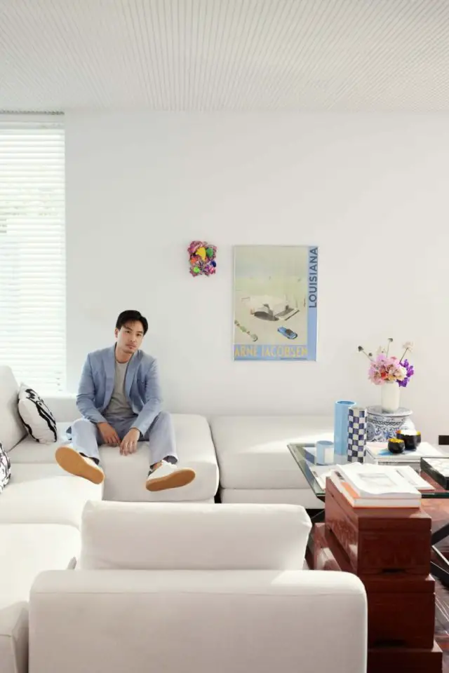 visite deco interieur blanc reference art salon séjour grand canapé blanc en angle décor mural épuré affiche design Arne Jacobsen
