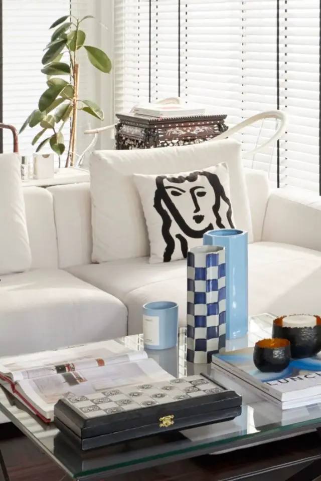 visite deco interieur blanc reference art détails décoratifs salon table basse objet moderne vase contemporain coussin portrait noir et blanc
