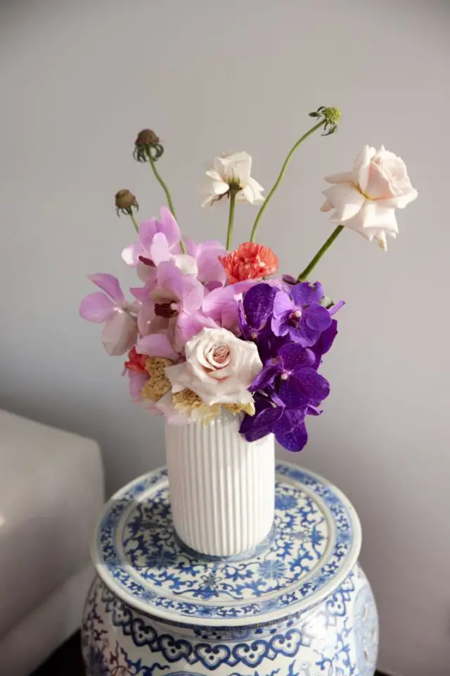 visite deco interieur blanc reference art vase moderne strié posé sur un guéridon ancienne bleu et blanc decor asiatique