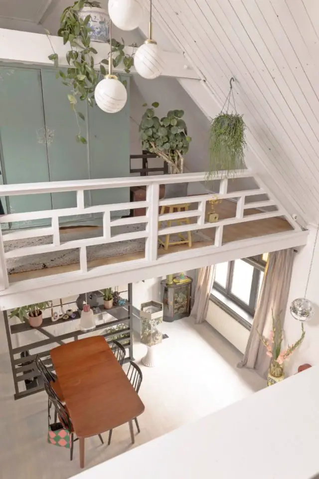 visite deco loft vintage eclectique détail rambarde de mezzanine bois blanc motif rétro