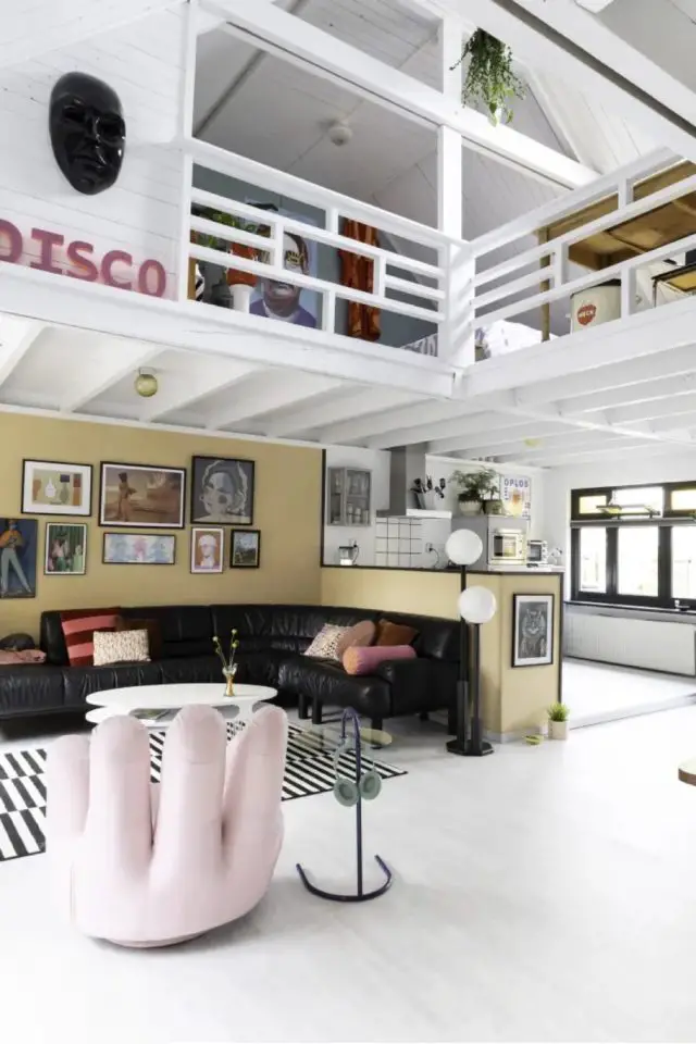 visite deco loft vintage eclectique mezzanine chambre rez de chaussée salon cuisine ouverte