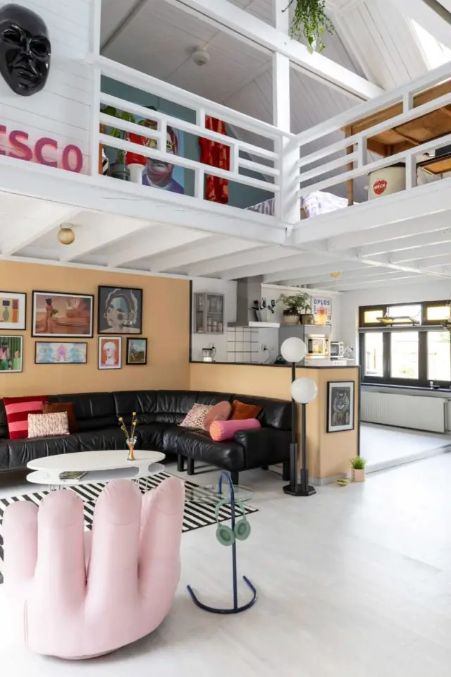 visite deco loft vintage eclectique espace ouvert  salon cuisine avec soubassement de séparation
