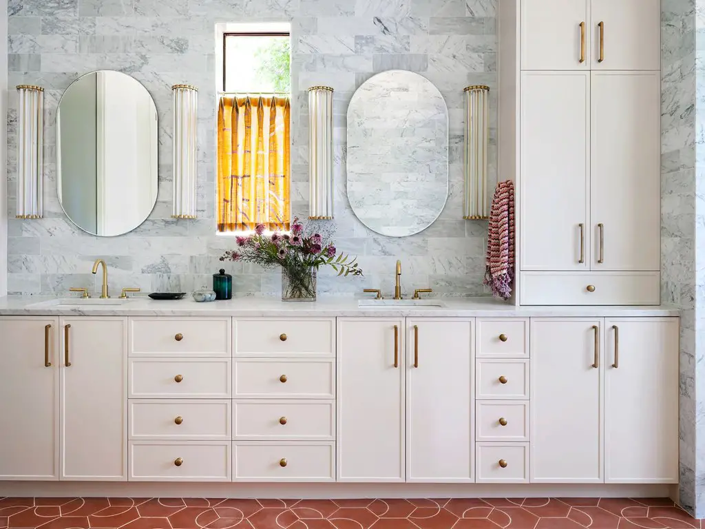 visite deco maison moderne et classique chic salle de bain parentale élégante marbre