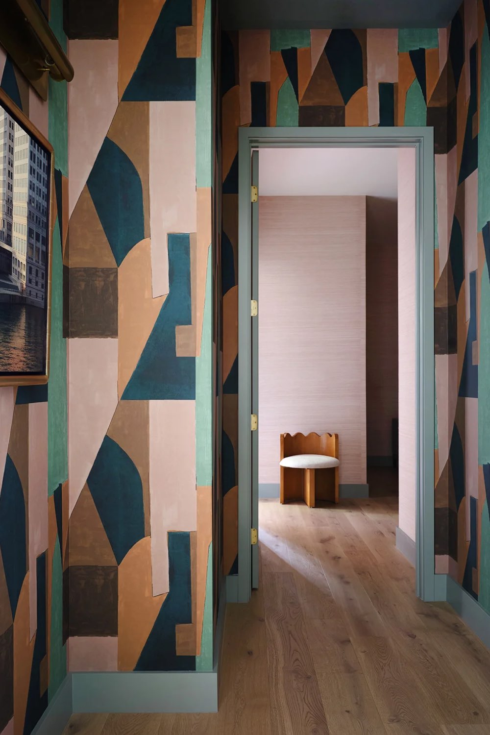 visite interieur maison decor moderne et classique chic vestibule couloir papier peint multicolore moderne couleurs chaudes et organiques