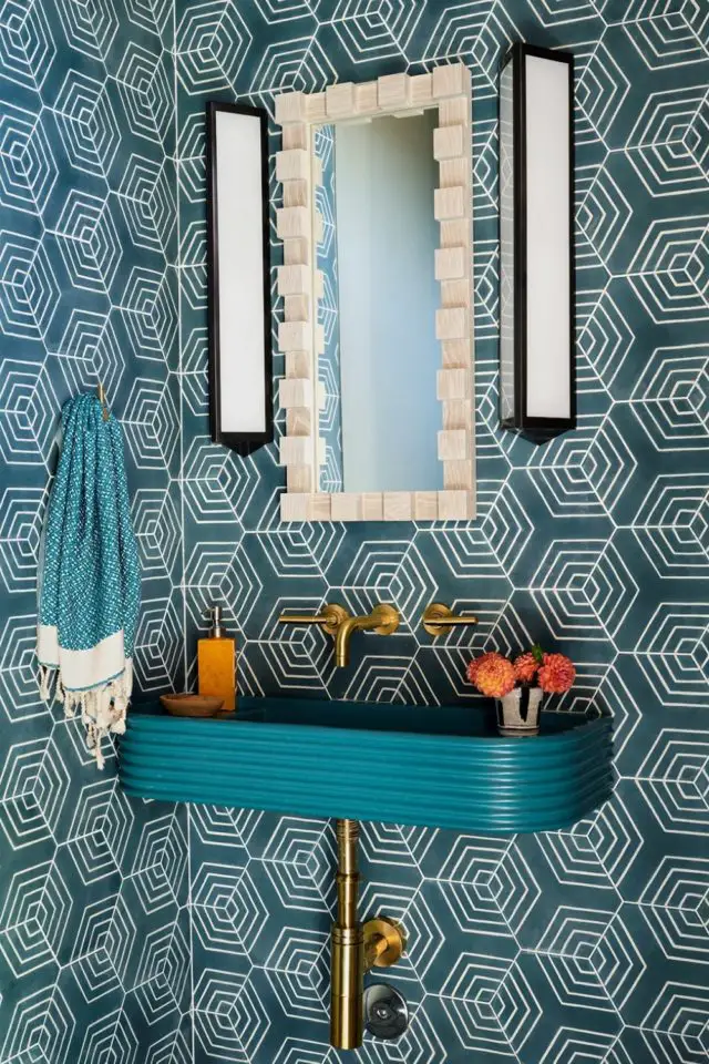visite interieur maison decor moderne et classique chic salle de bain bleu sarcelle carrelage original hexagonal vasque ovale moderne