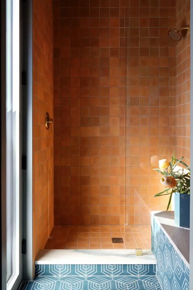 visite interieur maison decor moderne et classique chic couche couleur terracotta ambiance chaleureuse