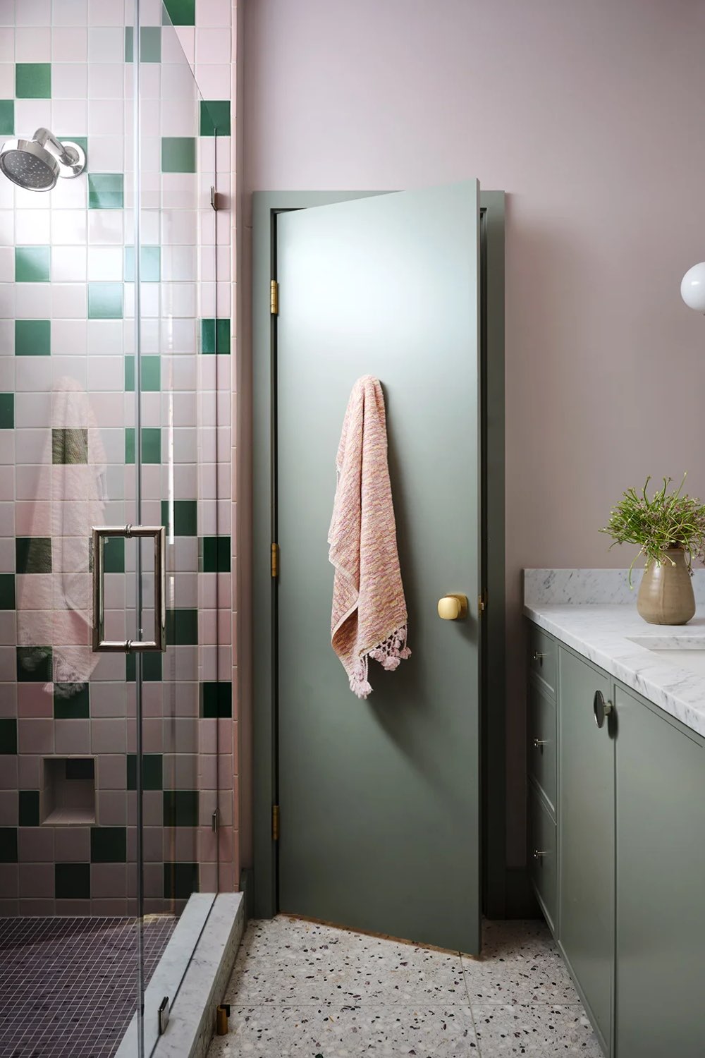visite interieur maison decor moderne et classique chic petite salle de douche enfant couleur vert et blanc rose carrelage terrazzo peinture meuble