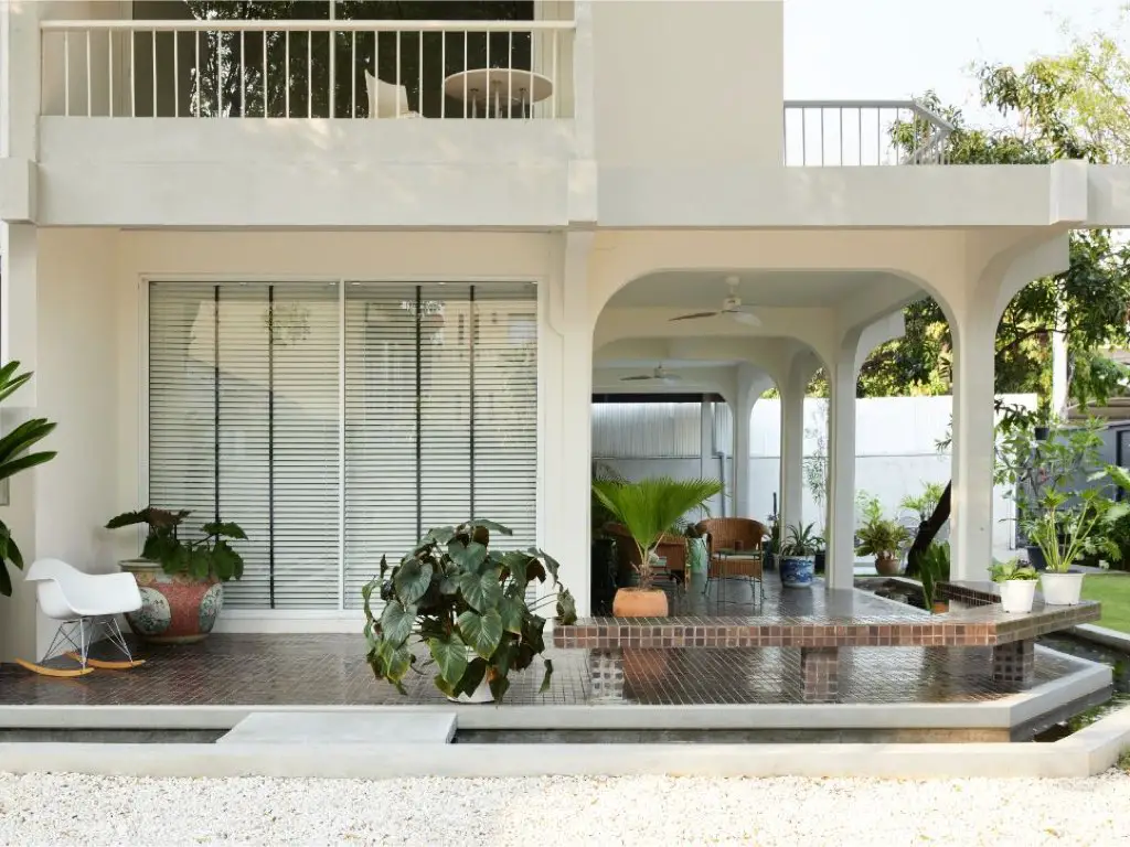visite maison moderne touche artistique ewtérieur façade jardin terrasse couverte grande baies vitrée rénovation