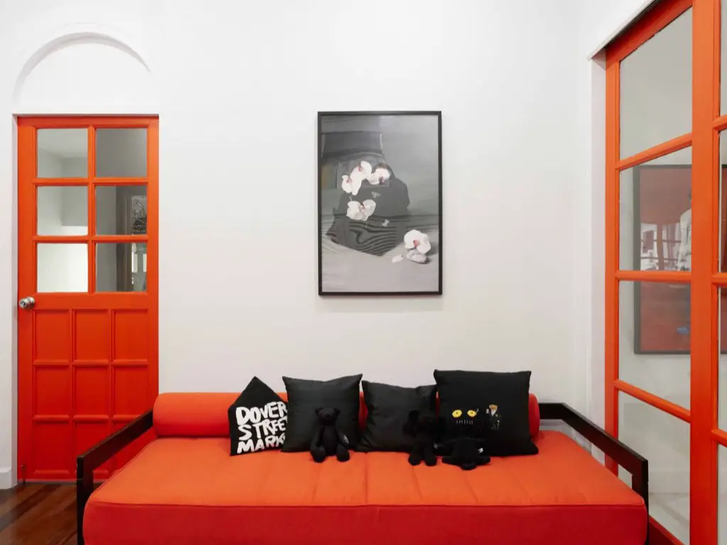 visite maison moderne touche artistique espace blanc et orange photographie d'art encadré