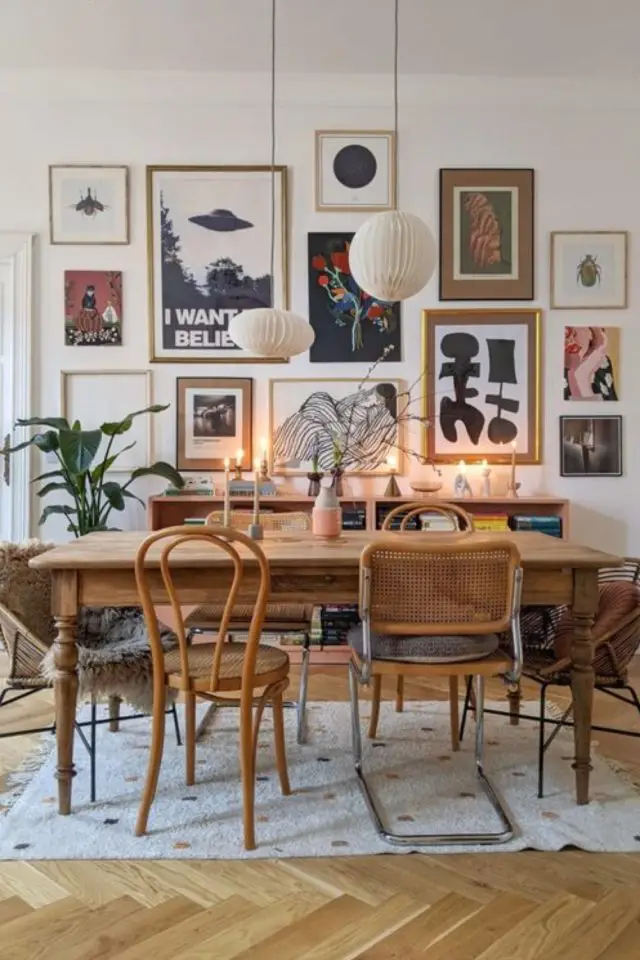 amenagement decoration petite salle a manger table rectangulaire en bois galerie de cadres poster mix de chaises dépareillées