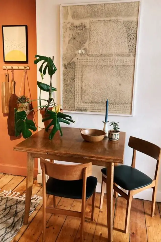 amenagement decoration petite salle a manger table carrée en bois chaises vintage années 50 coin repas tableau plantes