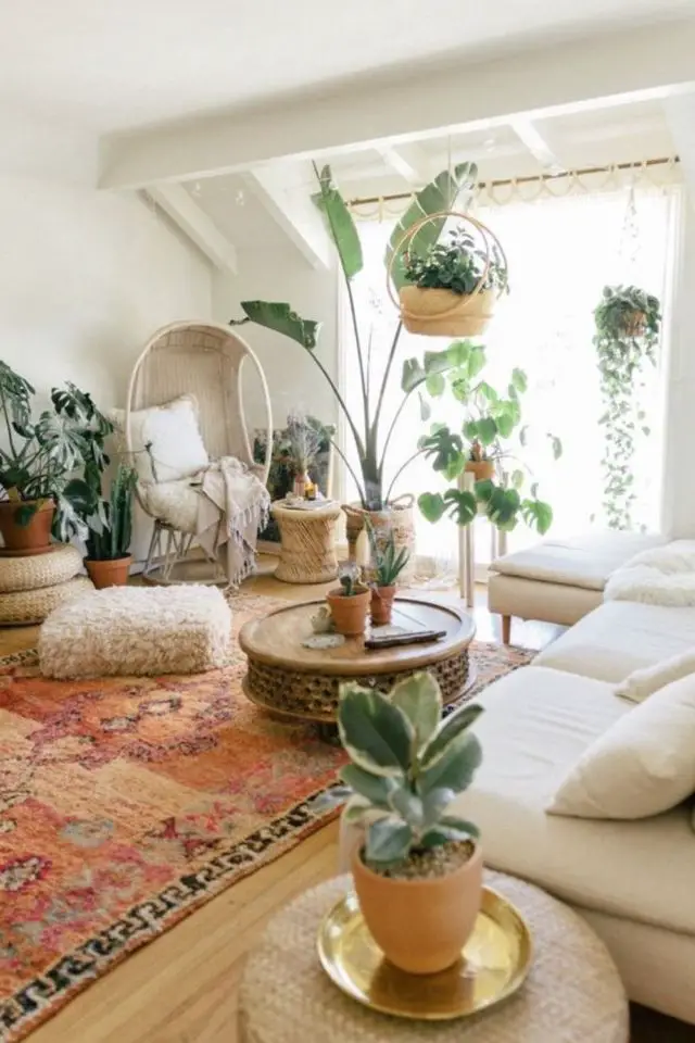 caracteristique decoration boho chic grand salon fauteuil oeuf en rotin tapis oriental terracotta plantes vertes canapé écru