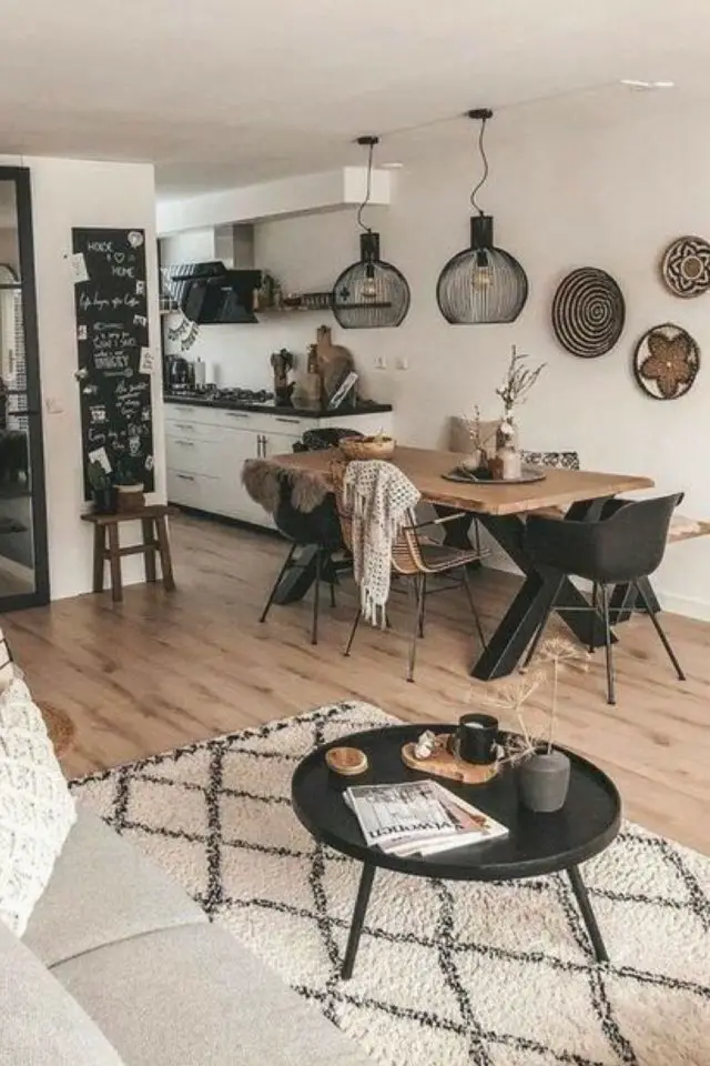 caracteristique decoration boho chic salon salle à manger ouvert cuisine tapis berbère déco mur ethnique fibres naturelles
